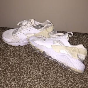 NIKE HUARACHE ALL WHITE 6.5 Y / 7.5 Women’s